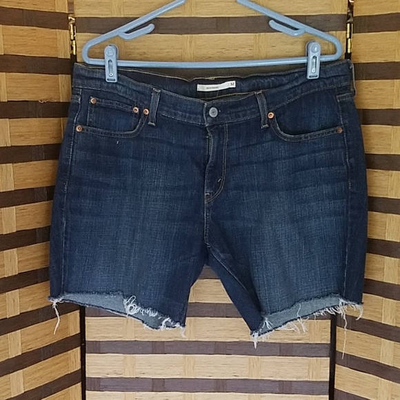 Levi boyfriend cut off shorts - Picture 1 of 3
